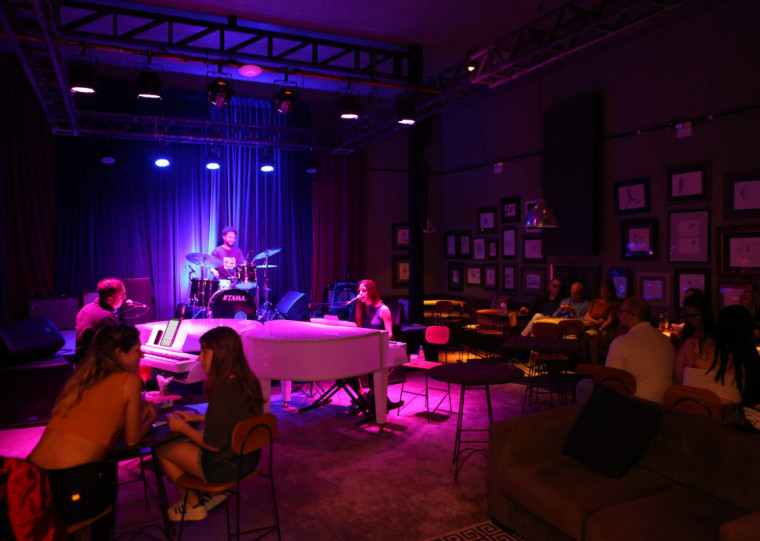 Além da dupla de cantores e pianistas Mari Kerber e Gonzalo Lamego, a performance trás Luke Faro na bateria