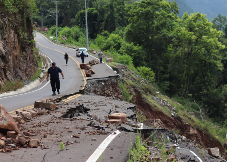 Parte de uma das faixas da estrada desmoronou, comprometendo a estrutura da estrada