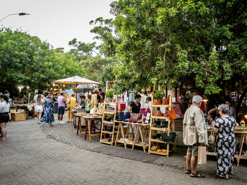 A feira acontece todos os sábados da temporada no Ramblas Atlântida, na praia de Atlântida, em Xangri-lá Foto: RAFAEL SARTOR/LE MARCHÉ CHIC/DIVULGAÇÃO/JC