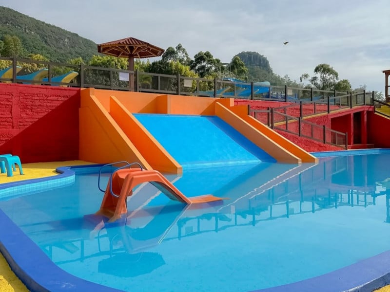 O espaço conta com piscinas liberadas com tobogãs, quiosques, mais de 250 churrasqueiras Foto: SÍTIO TIO ARI//INSTAGRAM/REPRODUÇÃO/JC
