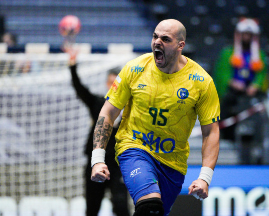 Brasil leva susto, mas vence Chile na 2ª fase do Mundial de Handebol