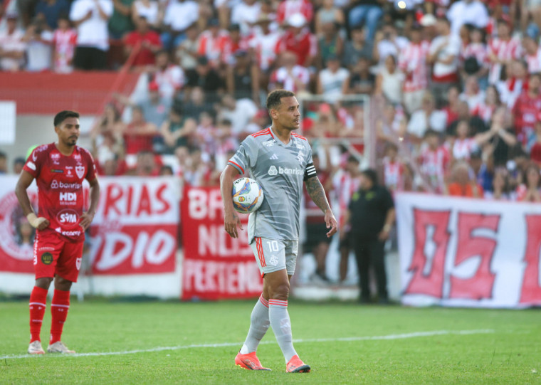 Alan Patrick foi o destaque colorado em Bagé com um gol e uma assistência