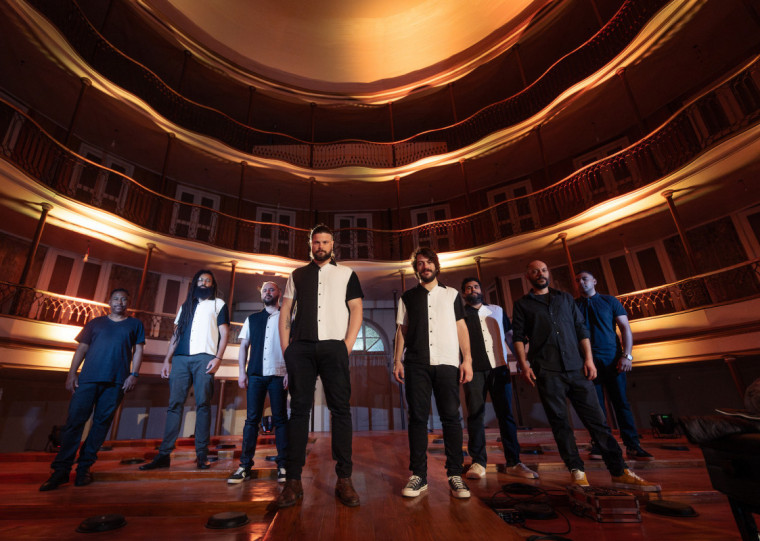 Apresentação no Grezz ergue pontes entre o samba brasileiro e a linguagem do blues norte-americano