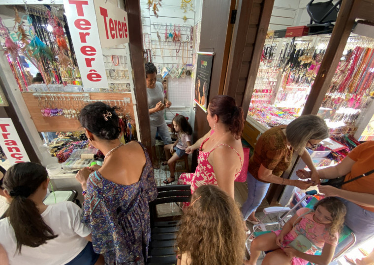 Serviço de tererê é oferecido junto aos camelôs da praia