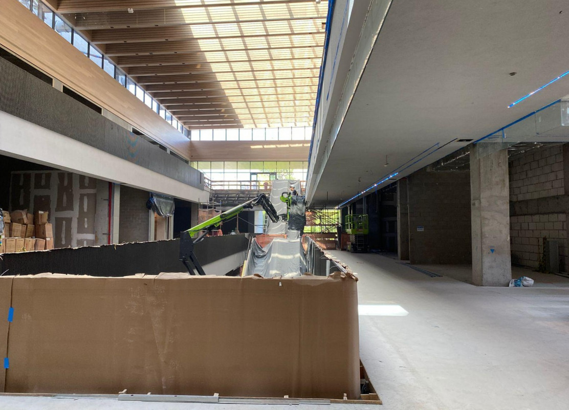 Na imagem, área interna com lojas laterais que terá instalação de marcas do mix | MINUTO VAREJO/JC