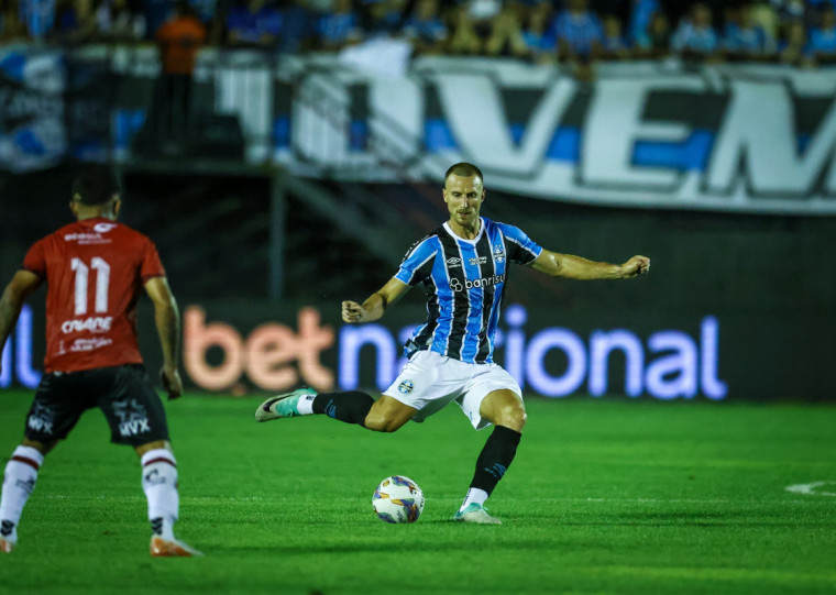 Após sofrer dura falta, o zagueiro deixou o gramado do Bento Freitas com dores