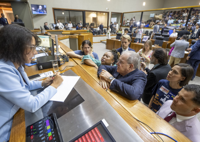 Placar foi de 12 votos da oposição contrários às mudanças e 23 favoráveis