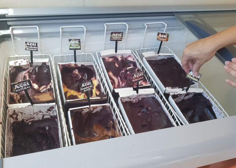 A&ccedil;aiterias se juntam a sorveterias no Litoral Norte, como na loja #a&ccedil;a&iacute;, em Balne&aacute;rio Pinhal