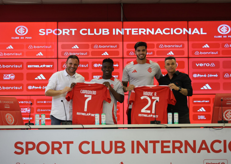 Reforços foram blindados de críticas pelos dirigentes Mazzuco (e) e D'Alessandro (d)