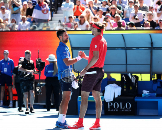 Djokovic abandona semifinal do Aberto da Austrália, leva vaias e evita falar sobre futuro
