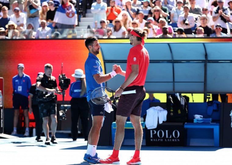 Zverev venceu por 7/6 (7/5) após 1h21min antes do rival abandonar a partida por lesão 