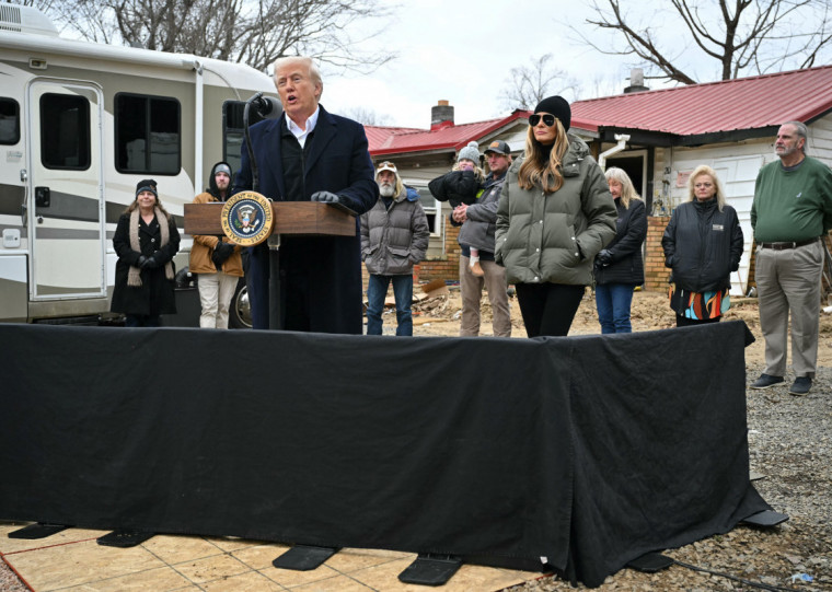 Em Asheville, Carolina do Norte, Trump disse que seu governo estava procurando maneiras de dar aos governadores mais responsabilidade
