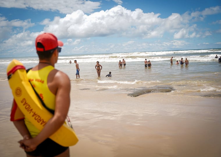 Desde as 8h até as 19h, os guarda-vidas atuam diariamente para garantir que o banho de mar seja uma experiência segura para todos