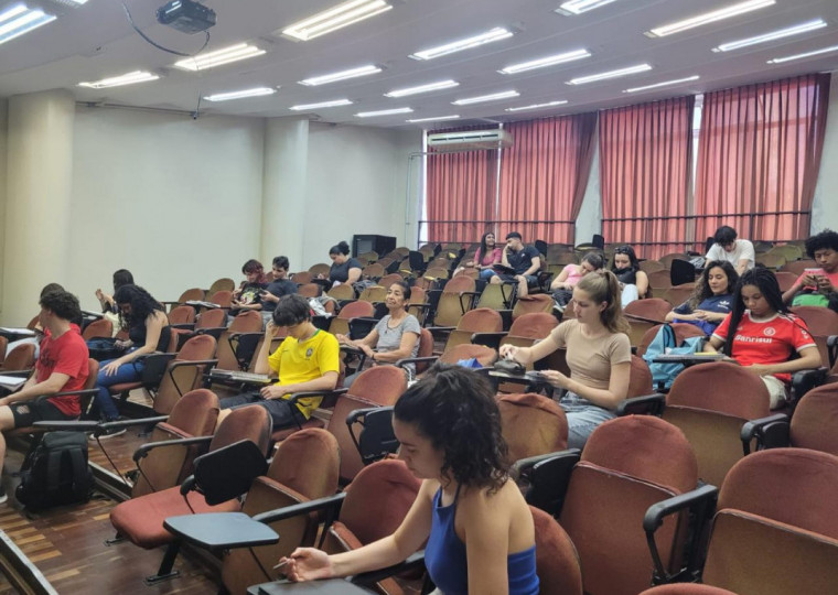 O público-alvo do cursinho são jovens e adultos que buscam uma oportunidade de se preparar para cursar a faculdade