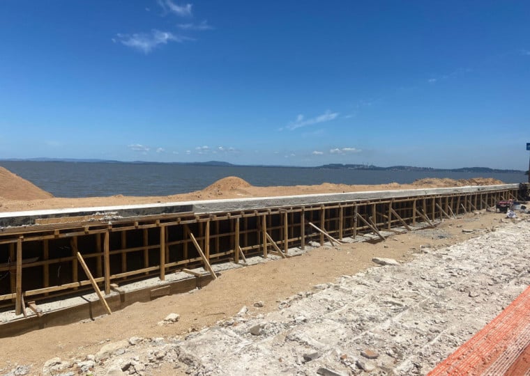 A estrutura física serve como proteção para as ondas  vindas em momentos de cheia