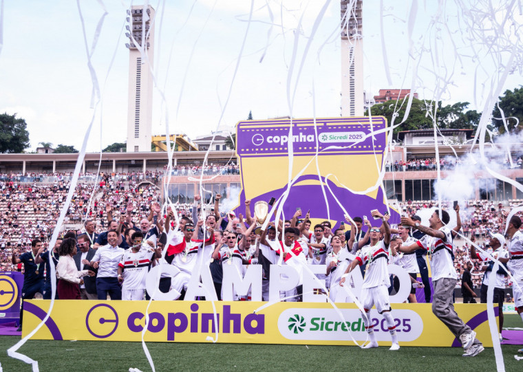 Tricolor paulista se sagrou campeão do torneio na reabertura do Pacaembu