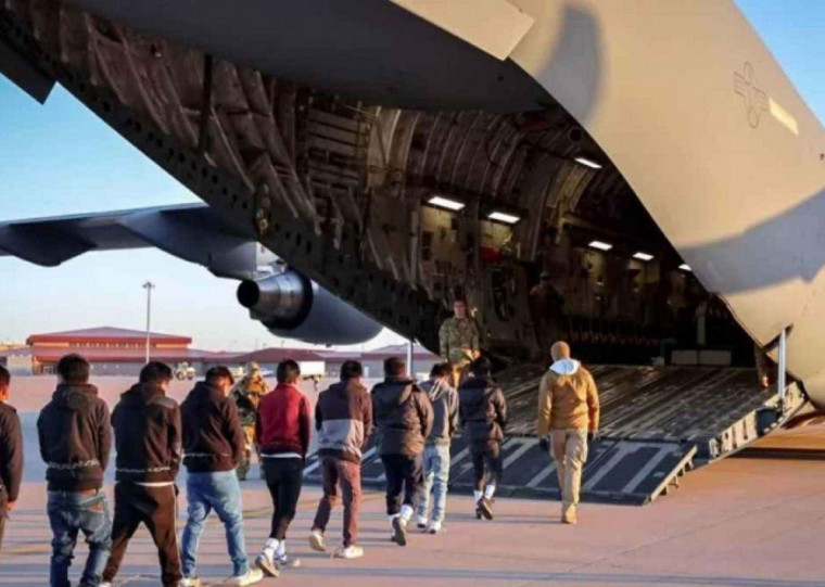 Primeiro voo de deportados dos EUA contou com 88 migrantes brasileiros, que embarcaram algemados em avião da Força Aérea 