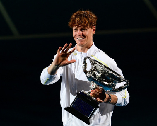 Sinner supera Zverev por 3 sets a 0 e é bicampeão do Aberto da Austrália