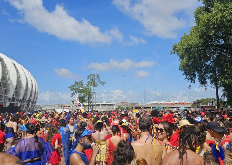 Multidão acompanhou a 12ª saída do Bloco da Laje, um dos blocos de Carnaval de rua mais famosos de Porto Alegre