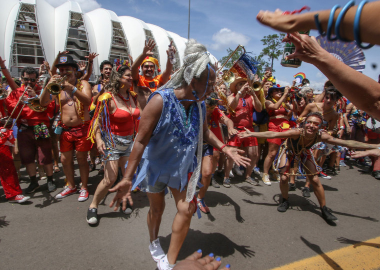 O repertório musical do Bloco da Laje é um dos seus grandes destaques, trazendo uma mistura de marchinhas tradicionais e canções autorais que celebram a identidade cultural e a alegria do Carnaval