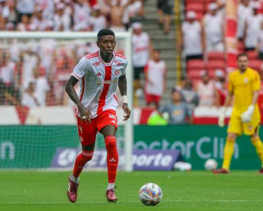 Inter faz jogo duro e Flamengo vê Vitão mais distante