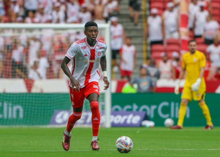 Zagueiro deve permanecer no Colorado após tratativas com os cariocas