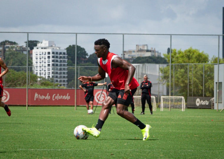 Carbonero é alternativa a Wesley e pode ganhar seus primeiros minutos pelo Colorado