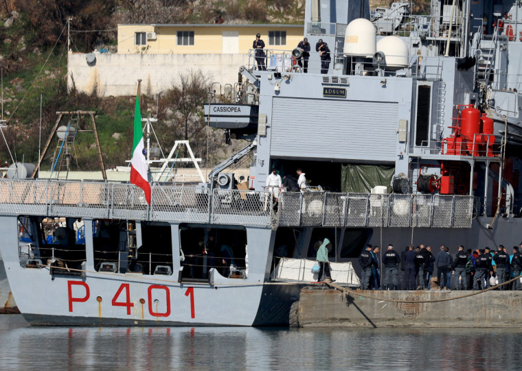 Cassiopea chegou ao porto albanês de Shengjin pouco antes das 8h locais (4h em Brasília)