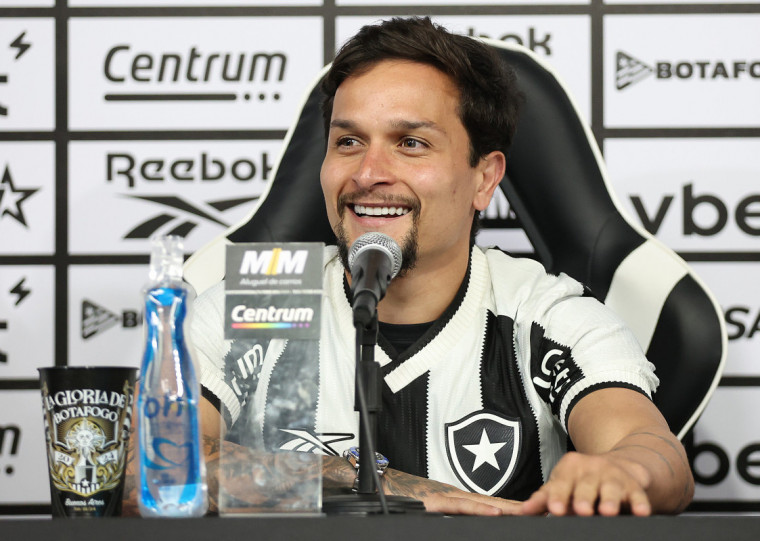 Primeiro reforço da temporada botafoguense, Artur foi apresentado nesta terça