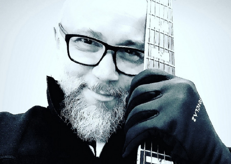 Apresentação do guitarrista no palco do Grezz acontece nesta quinta-feira (30)