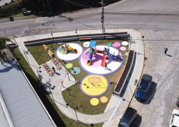 Praça Raymundo Carniel é um dos locais revitalizados; local recebeu brinquedos novos e academia ao ar livre