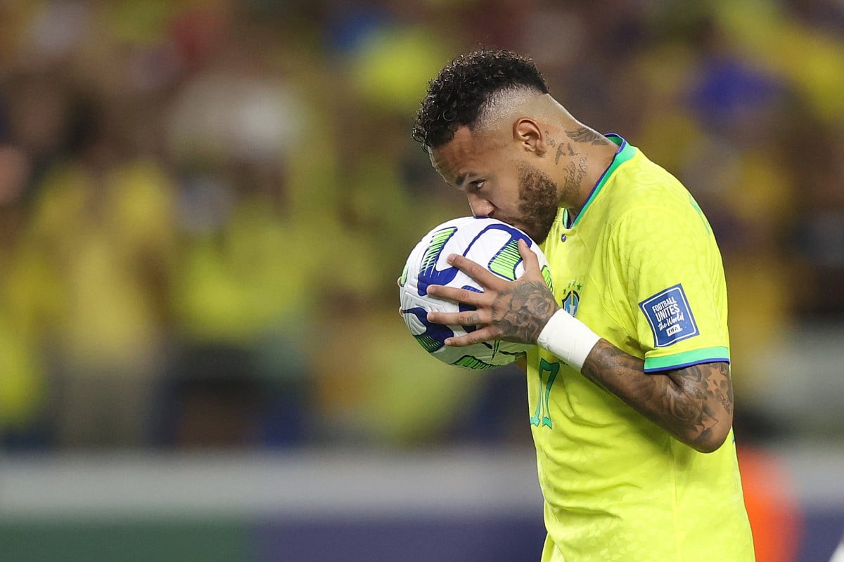 Neymar fará exame para voltar a campo semana que vem, diz Ancelotti