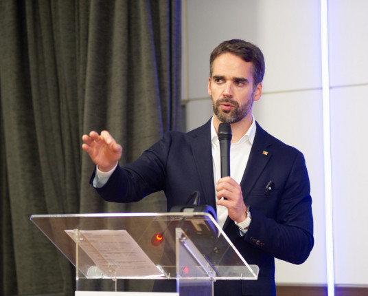 Eduardo Leite destaca cifra de R$ 100 bilhões do Anuário de Investimentos