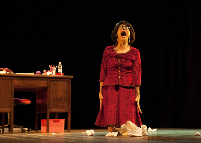 'Descartada - Diário secreto de uma Secretária Bilíngue', com Deborah Finocchiaro, está em cartaz de sexta-feira (31) a domingo (2)