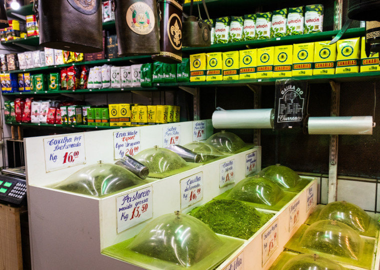 Marcas importadas e exportadas ocupam as prateleiras da Casa da Erva-Mate no Mercado Público de Porto Alegre