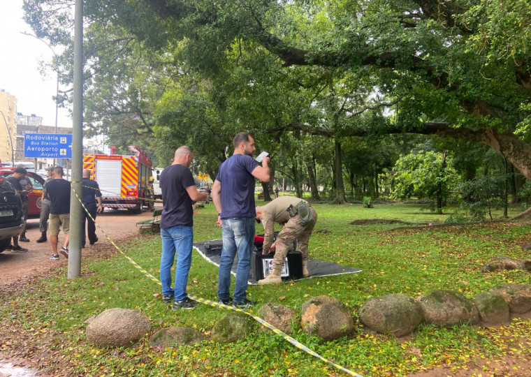 Policiais retiram a mochila com o artefato suspeito localizada na Redenção