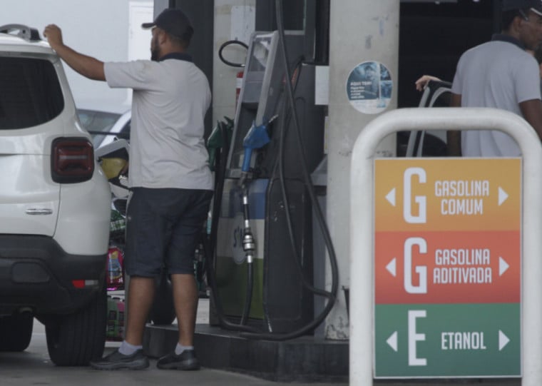 Pelos n&uacute;meros da ValeCard, a gasolina passou de R$ 6,857 em maio para R$ 6,851 em junho