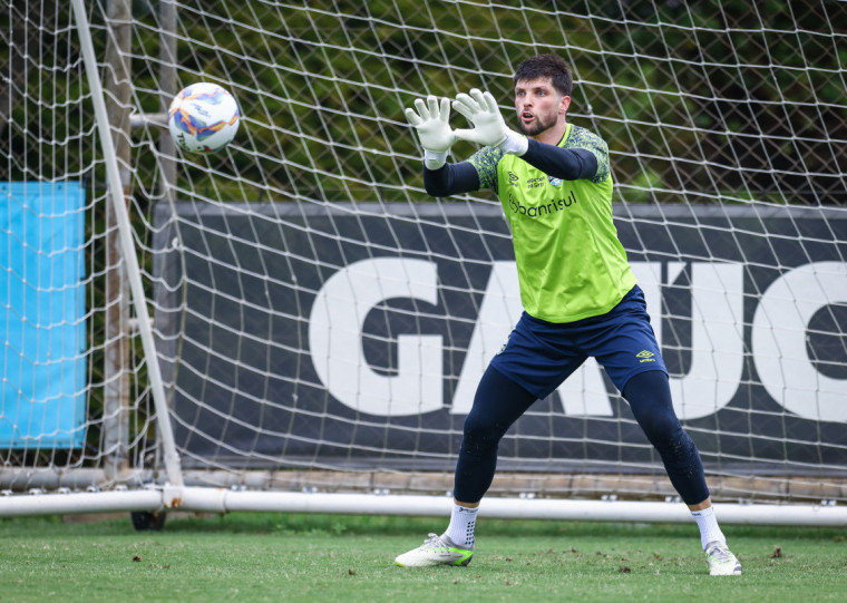 Tiago Volpi já foi registrado no BID e pode estreiar no confronto 