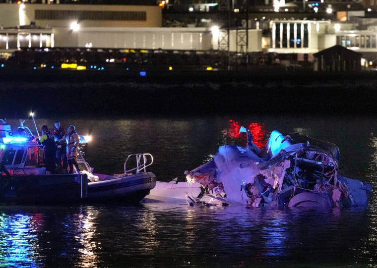 As aeronaves caíram nas águas do rio Potamac, vizinho ao aeroporto