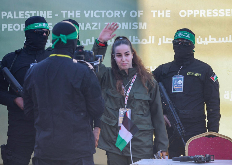 Imagens mostram Agam rodeada por militantes do Hamas