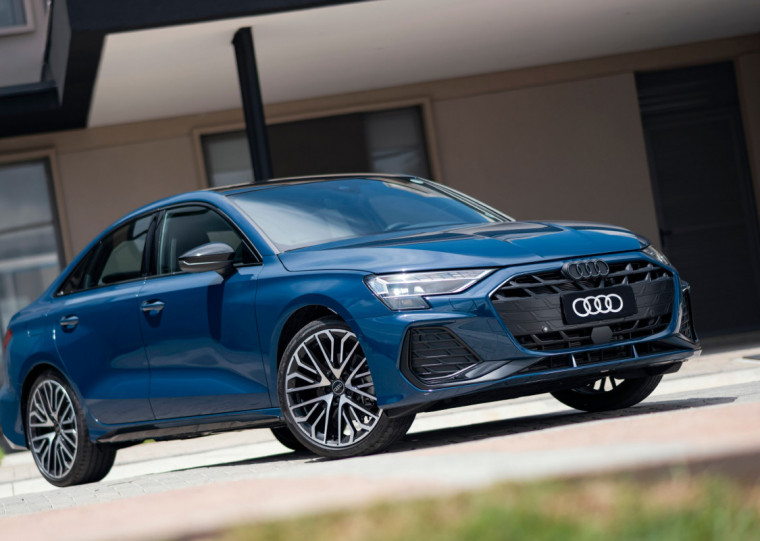 Medidas externas são 4.504 mm de comprimento, 1.984 mm de largura e 1.442 mm de altura