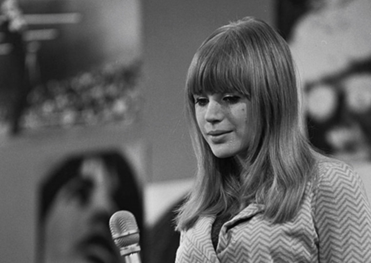  Marianne Faithfull singing 