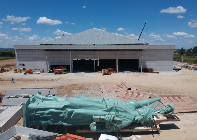 Estátua está em frente à futura loja em Bagé, onde será erguida como maior atrativo da marca