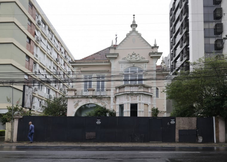 Casarão na rua Mostardeiro, 189, está à venda, com tapumes cobrindo
