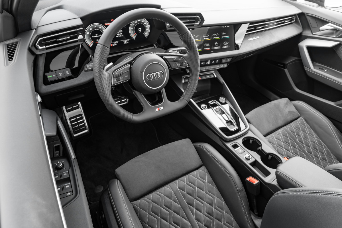 {'nm_midia_inter_thumb1':'https://www.jornaldocomercio.com/_midias/jpg/2025/01/30/206x137/1_audi_a3_sedan_cockpit-11006368.jpg', 'id_midia_tipo':'2', 'id_tetag_galer':'', 'id_midia':'679b7dd49bd76', 'cd_midia':11006368, 'ds_midia_link': 'https://www.jornaldocomercio.com/_midias/jpg/2025/01/30/audi_a3_sedan_cockpit-11006368.jpg', 'ds_midia': ' ', 'ds_midia_credi': 'AUDI/DIVULGA&Ccedil;&Atilde;O/JC', 'ds_midia_titlo': ' ', 'cd_tetag': '58', 'cd_midia_w': '1200', 'cd_midia_h': '800', 'align': 'Left'}