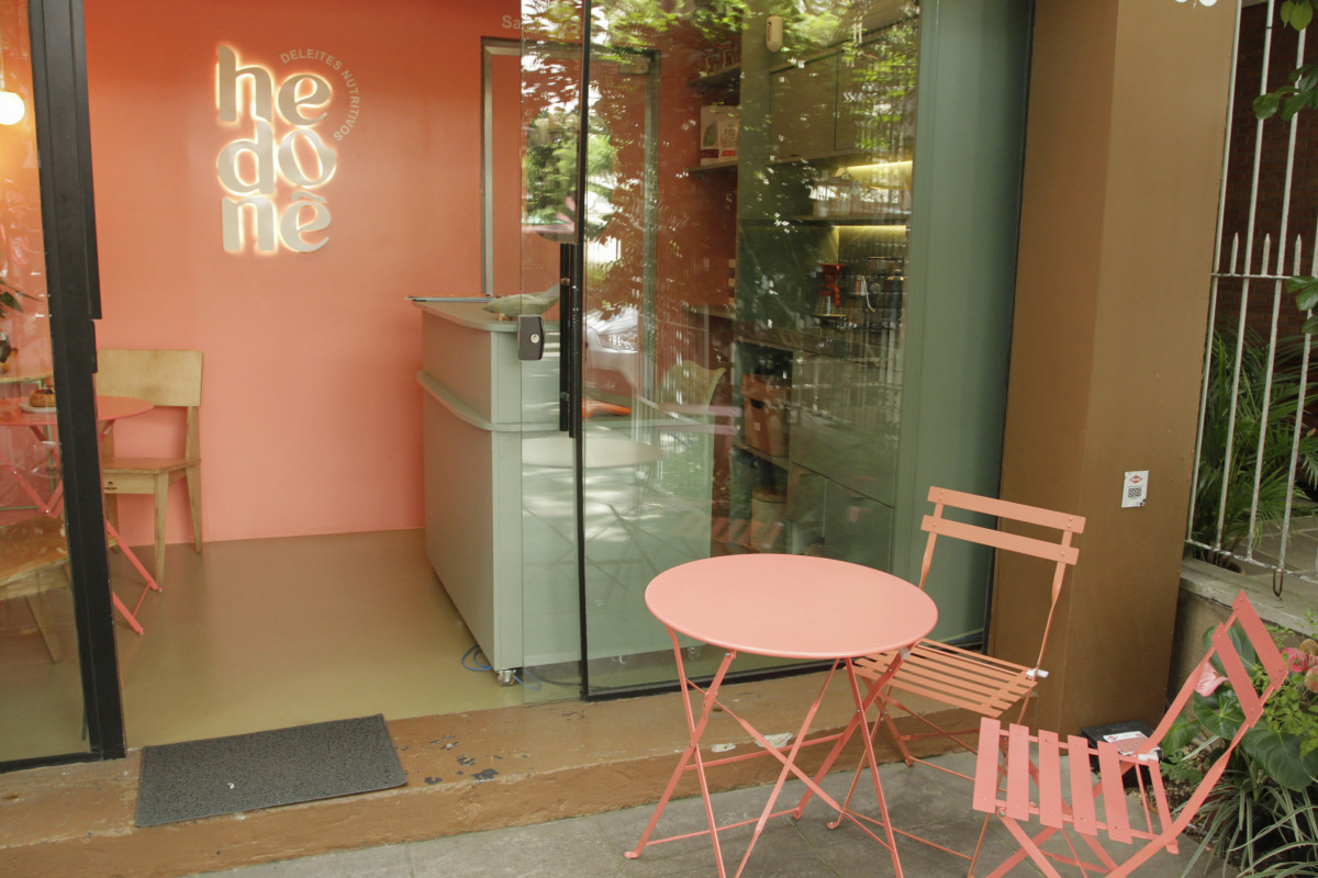 Apesar de não se definir como uma cafeteria, o espaço conta com algumas mesas para receber a clientela | EVANDRO OLIVEIRA/JC