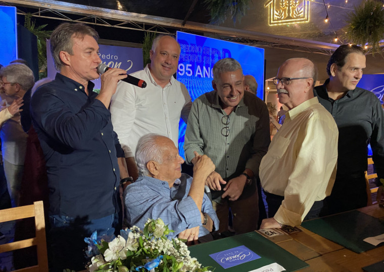 Correligionários do ex-senador gaúcho marcaram presença em evento na praia de Arroio Teixeira