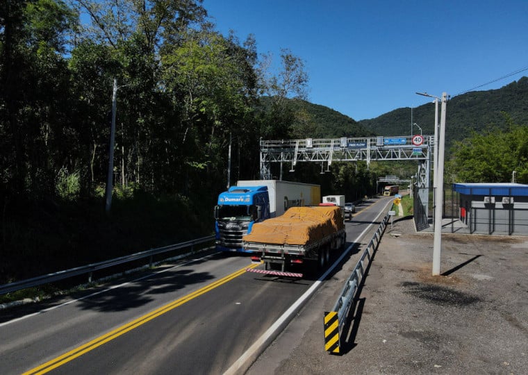 Concessionárias adotam tecnologia de pedágio para caminhões em movimento