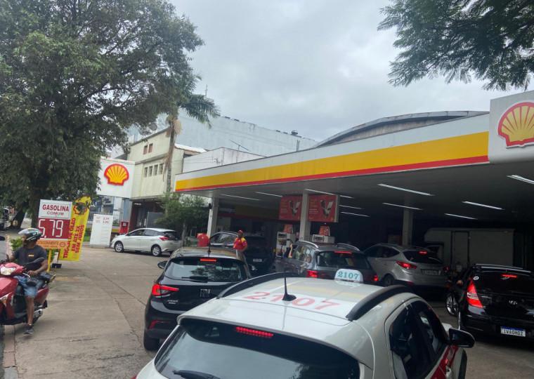 Posto com gasolina abaixo de R$6,00 apresentava filas durante a manhã 