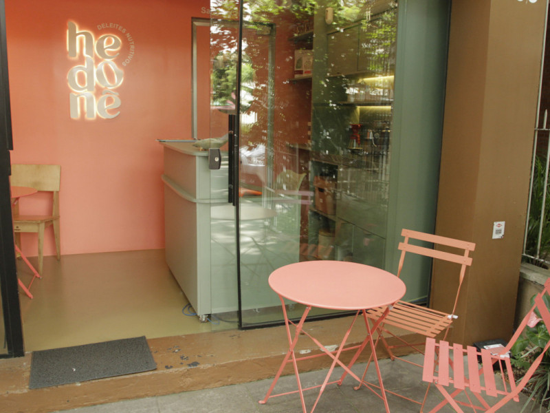 Apesar de n&atilde;o se definir como uma cafeteria, o espa&ccedil;o conta com algumas mesas para receber a clientela Foto: EVANDRO OLIVEIRA/JC